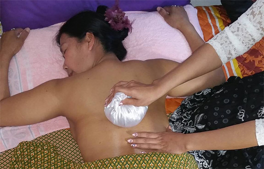 Kräuterstempel Massage